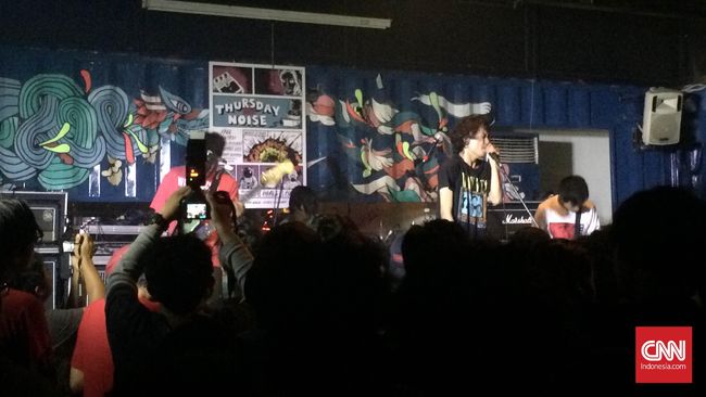 Kendati sumpek dan berukuran sangat kecil, vokalis The Brandals, Eka Annash mengakui Bar Blues adalah rumah kedua bagi para musisi independen Indonesia.
