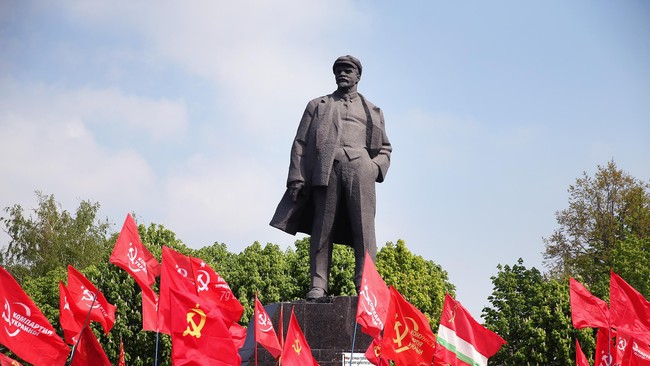 Mei lalu pemerintah Ukraina melarang semua hal yang berbau komunis dan Soviet. Partai Komunis dianggap memicu kebencian antar-etnis.