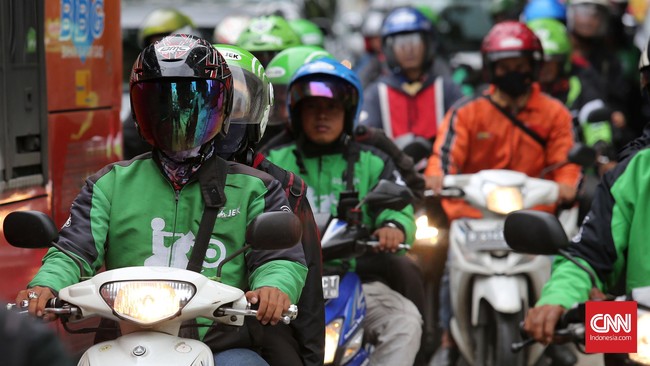 Gojek menetapkan tarif datar untuk transportasi jarak 10 sampai 15 km. Tetapi di atas 15 km, Gojek menetapkan tarif Rp 2.000 per kilometer.