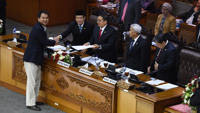 Ketua Komisi Hukum DPR Azis Syamsudin mengatakan raker dengan jaksa agung dilanjutkan jam 1 siang. 10 fraksi di komisi hukum rap‎at internal lebih dahulu.