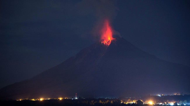 Masyarakat dan pengunjung atau wisatawan tidak dibolehkan melakukan aktivitas di dalam radius 3 km dari puncak Gunung Sinabung.
