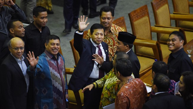 Ruhut mengatakan Golkar melakukan tukar guling antara Setya Novanto dan Ade Komarudin. Meski tak lagi menjabat Ketua DPR, Setya bakal jadi Ketua Fraksi.