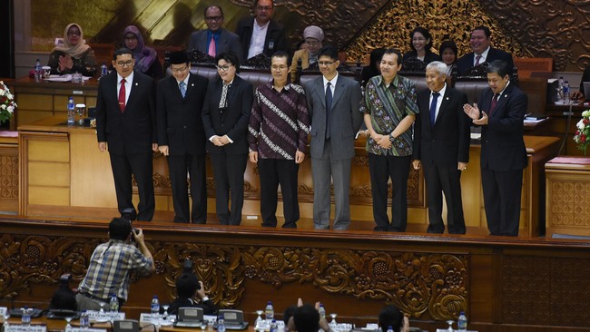 Kepala Kantor Staf Presiden Teten Masduki mengklaim pemerintah mendukung komitmen memperkuat Komisi Pemberantasan Korupsi.