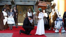 Menikah di Tengah Antusiasme Antrean 'Star Wars'