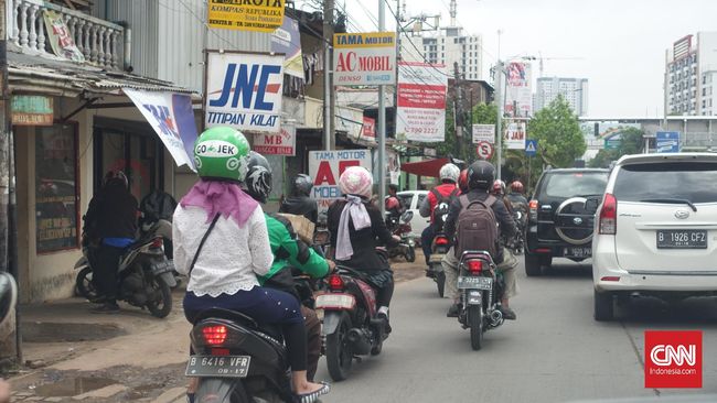 Ojek Daring Gugat Pemerintah Lantaran Belum Ada Regulasi Saat ini aturan yang ada baru menyentuh taksi daring. Pengemudi ojek daring juga berharap pemerintah membuat aturan operasional mereka.