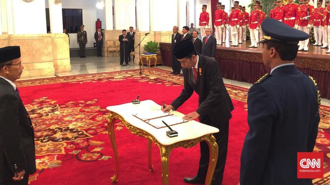 Joko Sasmito, Maradaman Harahap, Farid Wajdi, Sukma Violetta, dan Sumartoyo akan menjabat sebagai komisioner KY untuk masa jabatan 2015-2020.