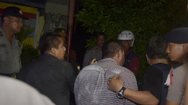 Polisi menangkap dua orang saat bentrok ormas terjadi di Bekasi, Jawa Barat. Salah satunya ditangkap saat mengacungkan celurit.