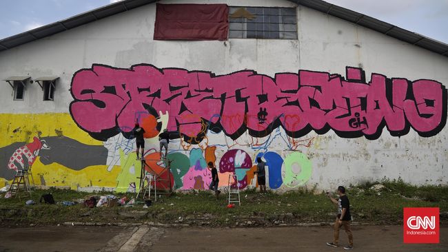 Seniman graffiti dari negara matriks seolah menjadi liar ketika mendapati "kanvas" raksasa—tembok di sudut kota-kota di Indonesia.