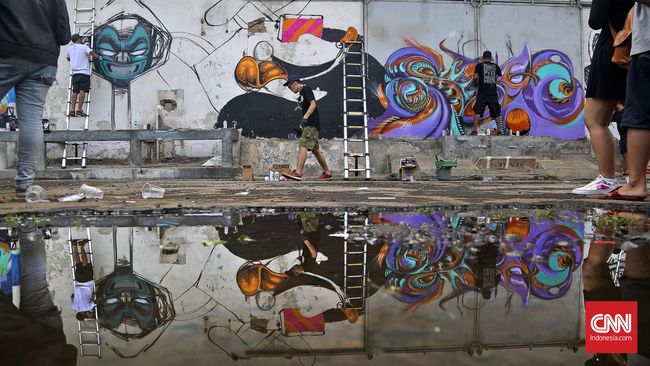 Sesama seniman graffiti lokal dan mancanegara sudah saling komunikasi, dan saling tukar pendapat sembari membuat graffiti bersama.