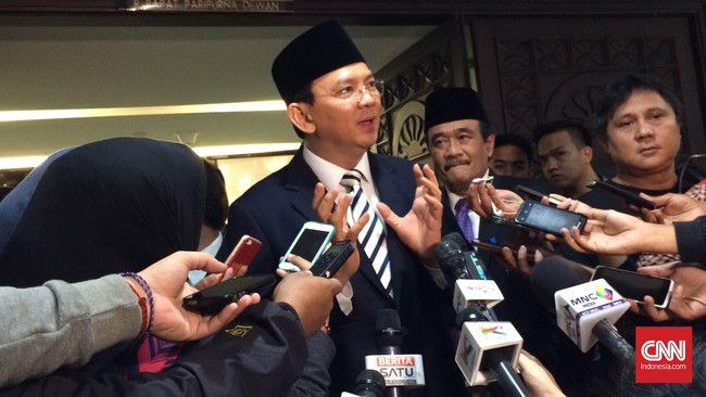 Ahok meyakini bahwa satu-satunya cara Metromini bertahan adalah dengan bergabung dengan PT TransJakarta.