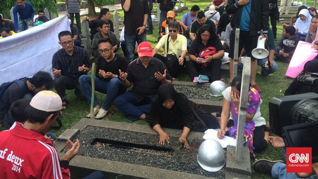 Ancaman itu disampaikan lima keluarga purnawirawan TNI di Taman Makam Pahlawan Kalibata. Satu makam pun nyaris dibongkar oleh salah satu keluarga.