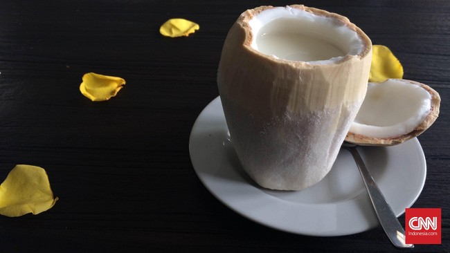 Dengan kandungan potasiumnya yang tinggi, air kelapa memiliki banyak manfaat. Tak hanya untuk meredam sakit kepala, tapi juga kekebalan tubuh.