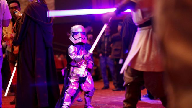 Film “Star Wars: The Force Awakens” berhasil meraup perolehan lebih dari US$1 miliar dolar di minggu kedua sejak dirilis.