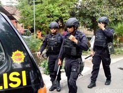 Densus 88 Tangkap 2 Terduga Teroris di Masaran Sragen, Amankan 5 Pistol-Peluru