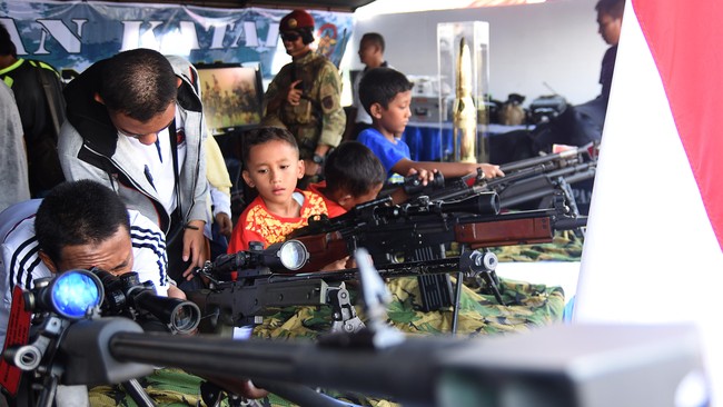 Pengadaan alat utama sistem senjata, kata Menhan, harus diperhitungkan dan disesuaikan dengan ancaman mutakhir yang dihadapi Indonesia, yakni teroris.