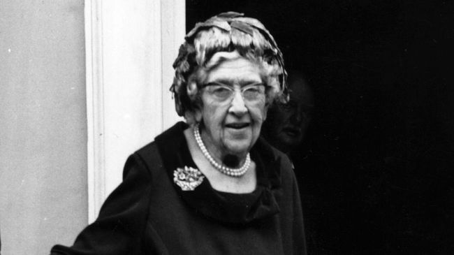 Agatha Christie dikenal sebagai penulis cerita detektif. Semasa hidupnya, ia sudah menghasilkan lebih dari 60 novel dan belasan koleksi cerita pendek.