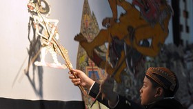 Merayakan 62 Tahun Universitas Airlangga dengan Wayang