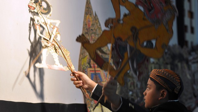 Kisah di wayang kulit tak cuma soal Ramayana atau Mahabharata. Lewat dies natalis Unair, diperkenalkan kisah-kisah lain wayang kulit.