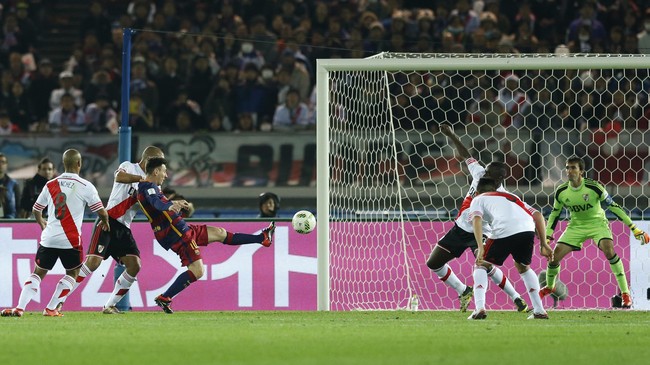 Presiden River Plate, Rodolfo D'Onofrio, mengutuk tindakan suporter timnya yang menghina dan meludahi penyerang Barcelona, Lionel Messi.