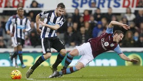 Collymore Anggap Aneh Suporter yang Minta Villa Degradasi