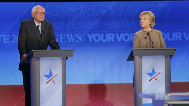 Hillary Clinton mengaku setuju dengan strategi Obama, yakni menggempur ISIS melalui serangan udara dan membantu pemberontak Suriah melengserkan Assad.