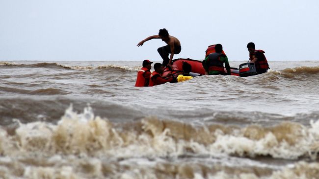 Jakarta, Aceh Hingga Surabaya Terancam Tenggelam 2050 Peneliti mengungkapkan kota-kota pesisir di Indonesia terancam kehilangan daratan di wilayah pesisirnya secara permanen pada tiga dekade mendatang.