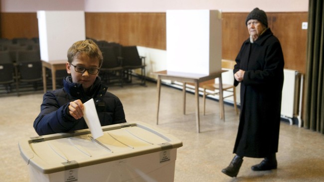 Referendum Slovenia menghasilkan penolakan terhadap pernikahan sesama jenis dan adopsi anak oleh pasangan homoseksual pada Minggu (20/12).