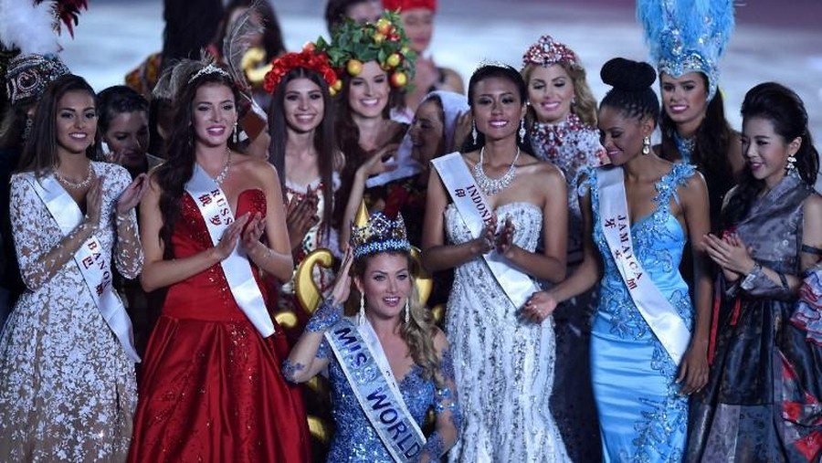 Maria Harfanti, Miss World Indonesia, reacts after entering the semi final at the Miss World Grand Final in Sanya, in southern China's Hainan province on December 19, 2015. 

Contestants from over 110 countries compete in the final of the 65th Miss World Competition.  / AFP / JOHANNES EISELE
