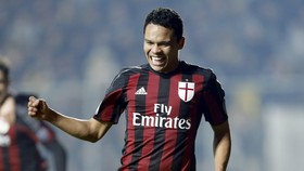 Gol Telat Carlos Bacca Bawa Milan Tekuk Cagliari