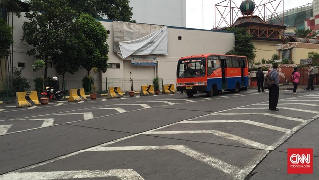 Bus Metromini yang biasanya memadati terminal dalam kota Blok M, pagi ini terlihat sepi. Hanya ada bus Mayasari Bhakti, Kopaja, dan Transjakarta.