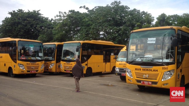 Bus sekolah yang tengah tak dioperasikan karena sekolah libur, disiapkan untuk mengangkut warga karena Metromini mogok beroperasi hari ini.