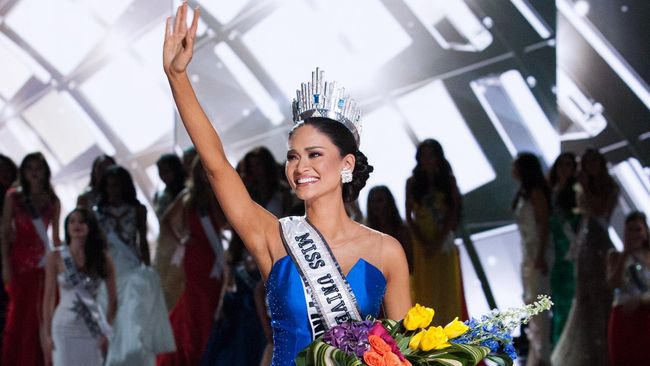 Miss Universe 2015 terpilih, Pia Alonzo Wurtzbach, berubah emosional di belakang panggung, usai menerima mahkota dari Paulina Vega, Miss Universe 2014.