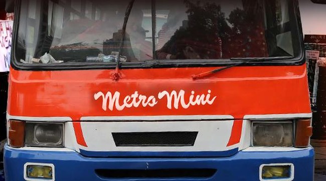 Pengemudi diduga ugal-ugalan saat mengendarai Metromini sebelum menabrak separator jalur Transjakarta dan terguling. Seorang penumpang tewas terjepit.
