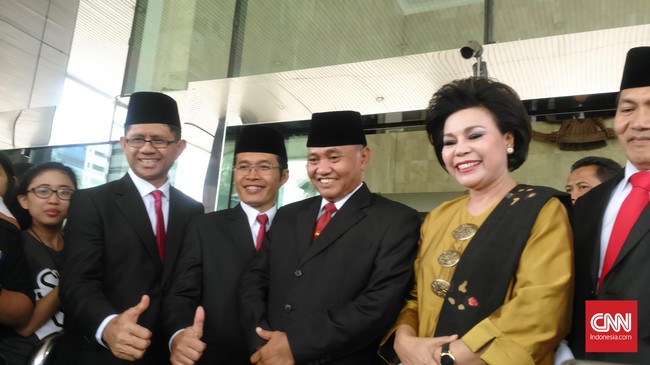 Di Istana, Presiden Jokowi akan menyaksikan dan meneken berita acara sumpah jabatan lima pimpinan KPK baru.