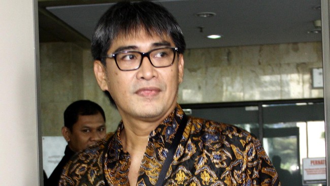 Andi Mallarangeng mengenalkan sekretarisnya kepada Choel Mallarangeng untuk membantu urusan di Kemenpora.