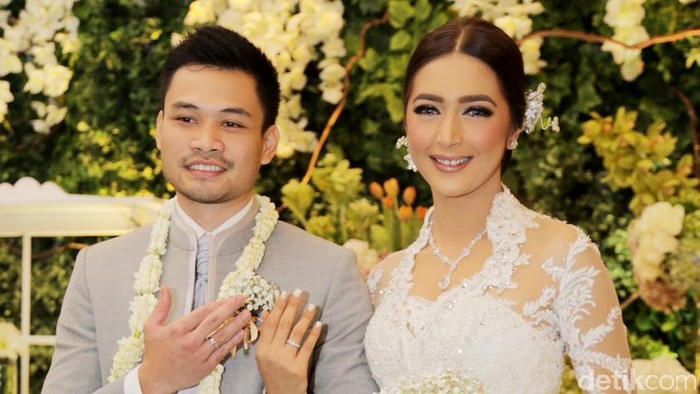 Nabila Syakieb telah resmi menjadi istri Reshwara Argya pada Minggu (20/10/2015).