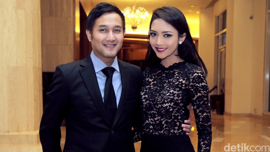 Aldi Bragi dan Ririn Dwi Ariyanti saat ditemui di resepsi pernikahan Nabila Syakieb.