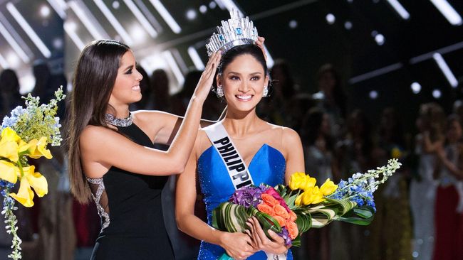 Gelar Miss Universe 2015 sempat diterima oleh Miss Kolombia, tapi kurang dari lima menit mahkota Miss Universe 2015 diserahkan kepada Miss Filipina.