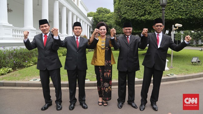 Juru bicara KPK Febri Diansyah mengungkapkan sebagian pimpinan masih bertugas di luar kota. Pihaknya telah meminta DPR melakukan penjadwalan ulang.