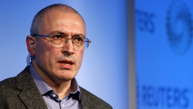 Polisi bersenjata Rusia menggeledah kantor gerakan pro-demokrasi yang didirikan oleh kritikus Kremlin yang vokal, Mikhail Khodorkovsky.