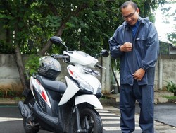 Curah Hujan Tinggi, Ini Cara Aman Kendarai Motor Agar Terhindar Flu