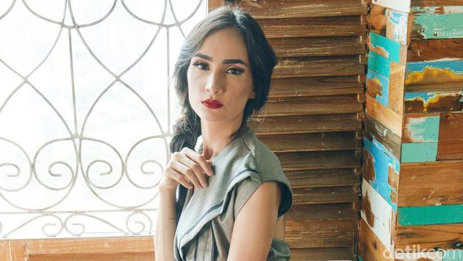 Profil dan Agama Ilmira Istri Teuku Zacky Model Asal Uzbekistan