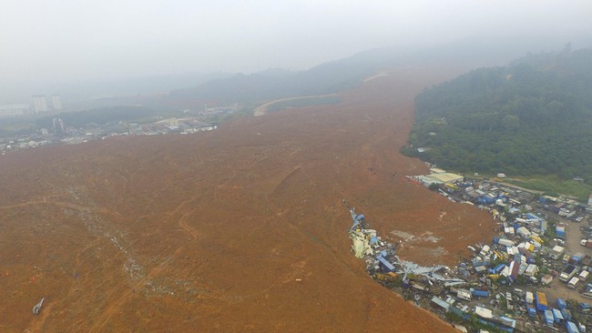 Seorang pria ditarik keluar dari reruntuhan dalam keadaan selamat setelah terkubur selama lebih dari 60 jam ketika bencana longsor terjadi di Shenzhen, China.