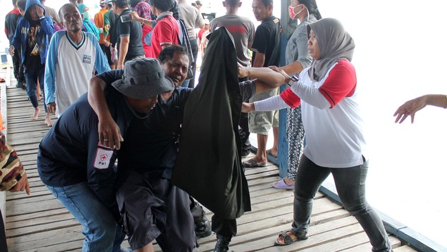 Polda Sulawesi Tenggara mengumpulkan data antemortem dari keluarga penumpang yang belum ditemukan hingga kini.