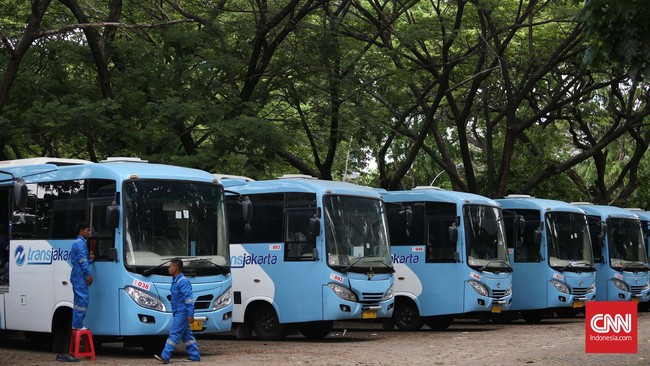 Bus-bus berwarna putih-biru berjajar gagah. Anyar berkilap. Kopaja wajah baru yang total berjumlah 320 unit itu akan menjadi sandaran hidup para sopir ibu kota.