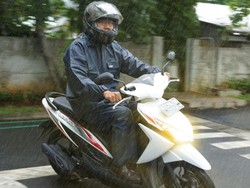 Hati-hati, Ini Cara Berkendara Naik Motor saat Hujan