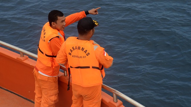 Sertu Danang hilang tercebur ke laut diduga akibat cuaca buruk. Beberapa nelayan pun sempat melihat Sertu Danang melepas parasutnya sebelum tercebur ke laut.