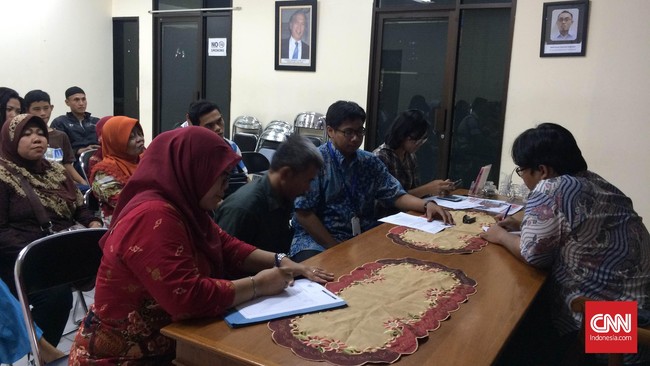 Sebagian warga mengaku dijanjikan ganti rugi oleh Jokowi saat dia menjabat Gubernur. Kini kata Ahok, tak ada ganti rugi karena rumah warga di atas tanah negara.
