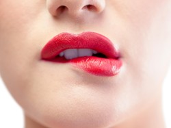14 Cara Memerahkan Bibir Secara Alami untuk Meningkatkan Kepercayaan Diri