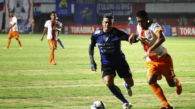 Sempat dikabarkan ke Madura United, Hamka Hamzah yang pernah menjadi langganan di Timnas Indonesia ternyata memilih pinangan Sriwijaya FC.